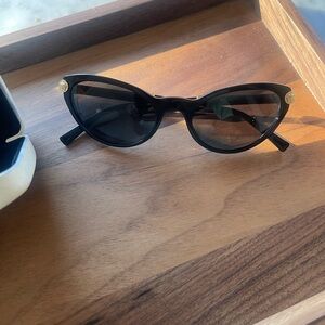 Chic Black Cat-Eye Sunglasses